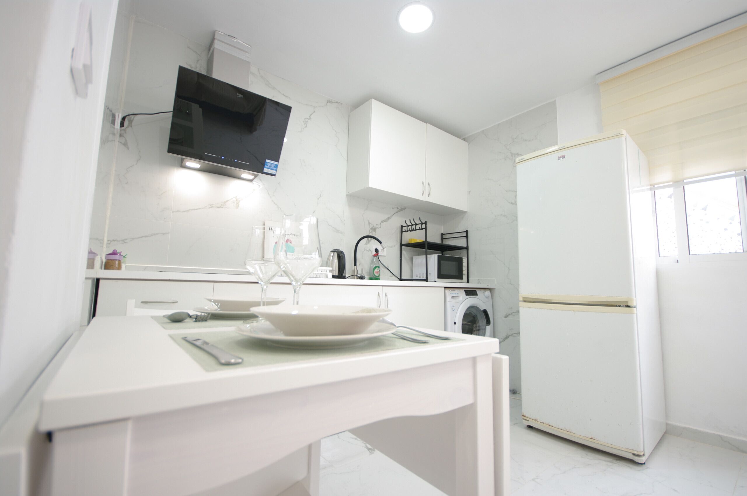 Kühlschrank, Mikrowelle, Herdplatte, Wasserkocher mit Kaffee-/Teezubehör