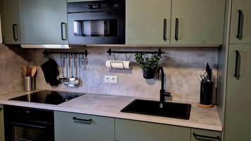 KĂŒhlschrank, Mikrowelle, Ofen, Herdplatte