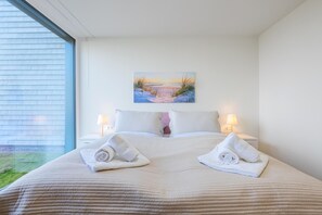 2 bedrooms, desk, iron/ironing board, travel cot - Hygge - family time. Sauna. Terrace with sea view. (Fehmarn)