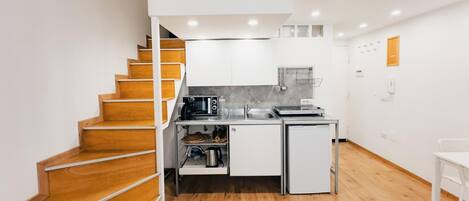 Frigorifero, microonde, forno, piano cottura