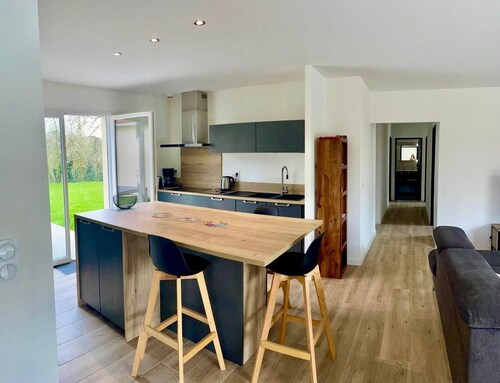 Le chant du Gave- Bright new house with swimming pool- River below