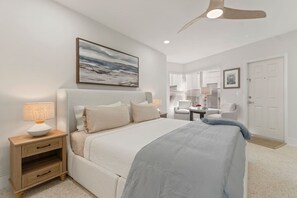 Desk, iron/ironing board, WiFi, bed sheets - Pool + Beachfront Studio! (Lauderdale-by-the-Sea)