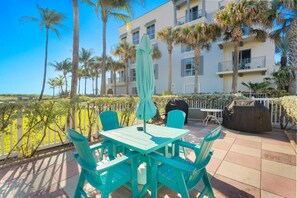 Outdoor dining - Pool + Beachfront Studio! (Lauderdale-by-the-Sea)