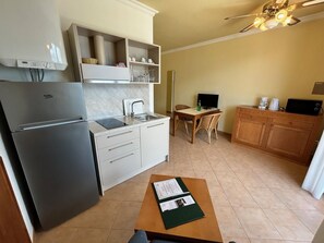 Refrigerador, microondas, cafetera/tetera, utensilios de cocina