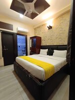 Escritorio, espacio para trabajar con laptop y wifi gratis 