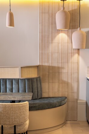 Café da manhã inglês todos os dias (EUR 22 por pessoa) 