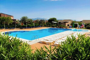 Una piscina al aire libre (de 09:00 a 19:00), tumbonas