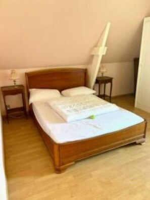 3 bedrooms, iron/ironing board, free WiFi, bed sheets