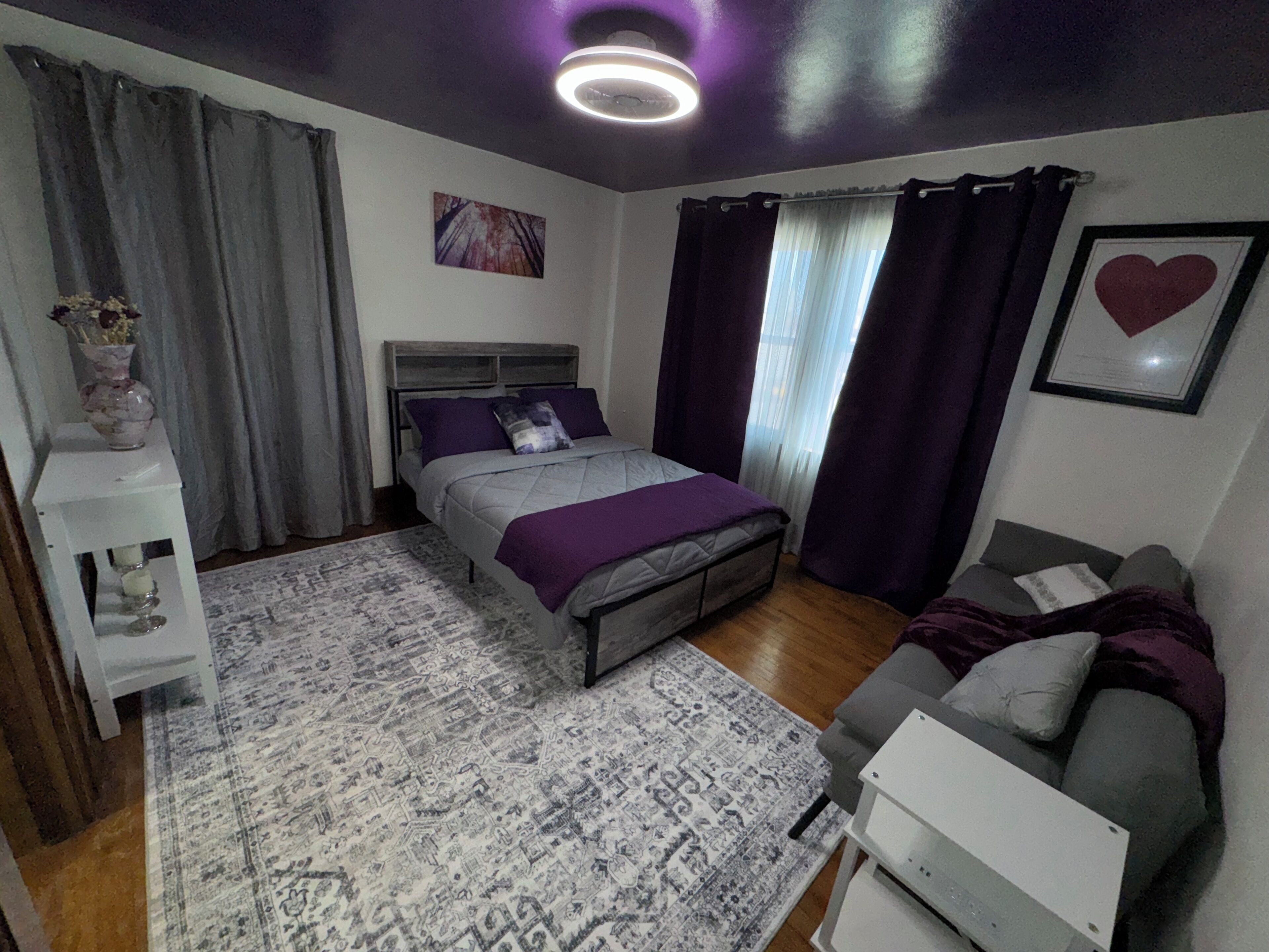 4 makuuhuonetta, työpöytä, silitysrauta/-lauta, vauvan matkasänky