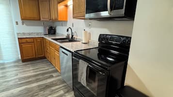 冰箱、微波炉、烤箱、炉灶