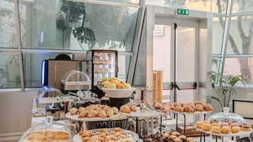 Desayuno buffet (EUR 9.5 por persona)