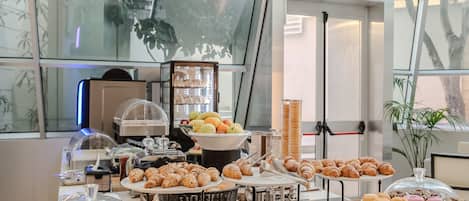 Tägliches Frühstücksbuffet (9.5 EUR pro Person)