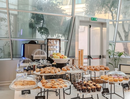 Desayuno buffet diario (EUR 9.5 por persona)