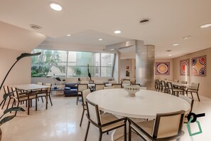 Desayuno buffet diario (EUR 9.5 por persona)