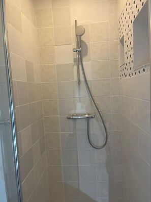Toallas, jabón, shampoo, papel de baño 