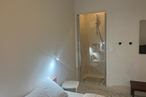 2 quartos, escrivaninha, ferros/tábuas de passar roupa