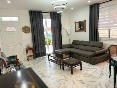 Detached house near Disney, 77450 Montry, sleeps 6, TV wifi