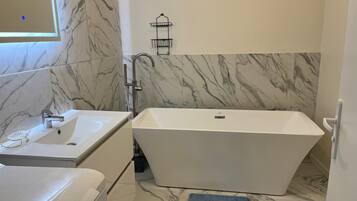 Handtücher, Seife, Shampoo, Toilettenpapier