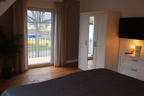 3 Schlafzimmer, Schreibtisch, Bügeleisen/Bügelbrett, Reisekinderbett