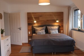 3 Schlafzimmer, Schreibtisch, Bügeleisen/Bügelbrett, Reisekinderbett