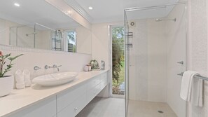 Shower - Casa de Monte (Eleebana)