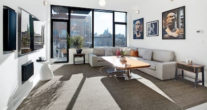 Penthouse w/ large rooftop Manhattan skyline in 2 family Townhome