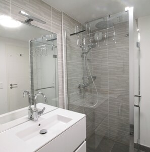 Shower, hair dryer, towels - New T3 with air conditioning 2 steps from the lake (Aix-les-Bains)