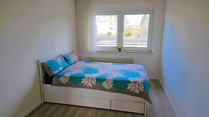 2 bedrooms, WiFi, bed sheets - 3-Zimmer-Wohnung mit Küche und Balkon (Kerpen)