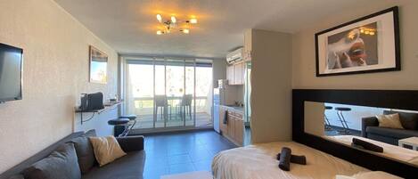 Ferros/tábuas de passar roupa, acesso à internet, roupa de cama