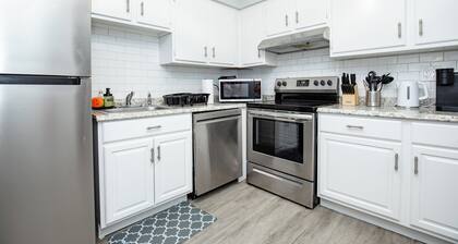 Modern 2BR, Unit 1, Yard, Laundry, Smart TV