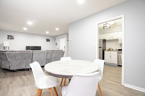 Modern 2BR, Unit 1, Yard, Laundry, Smart TV