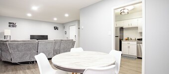 Modern 2BR, Unit 1, Yard, Laundry, Smart TV