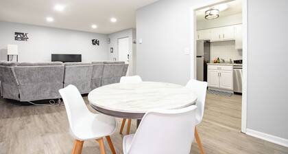 Modern 2BR, Unit 1, Yard, Laundry, Smart TV