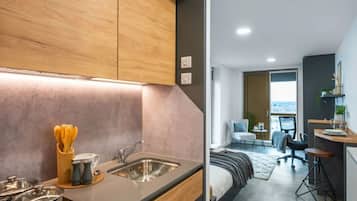 Deluxe Studio, Non Smoking | Private kitchen