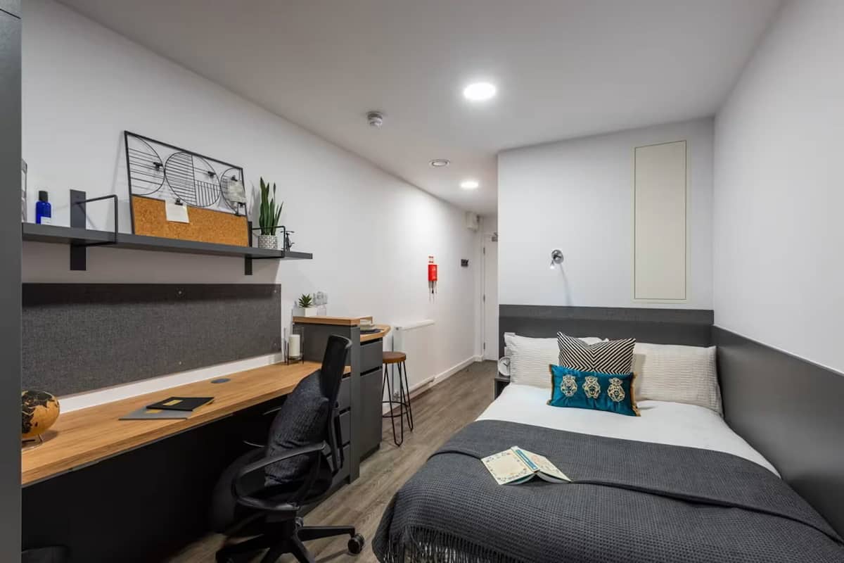 Estudi, 1 llit doble, no fumadors | Cortines opaques, planxa i posts de planxar i wifi gratuïta