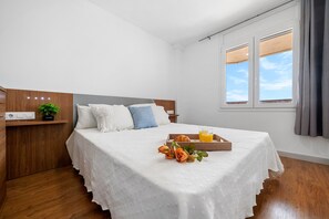 Tabla de planchar con plancha, wifi gratis, ropa de cama