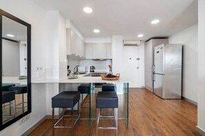 Kühlschrank, Mikrowelle, Ofen, Wasserkocher mit Kaffee-/Teezubehör