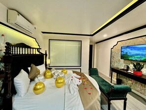 Deluxe Double Room, Patio, City View | Egyptian cotton sheets, premium bedding, down duvets, memory-foam beds - Bao Anh Hotel (Hanoi)