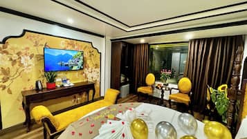 Habitación doble Deluxe, patio, vista a la ciudad | Sábanas de algodón egipcio, ropa de cama de alta calidad y edredón