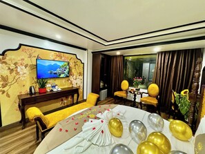 Deluxe Double Room, Patio, City View | Egyptian cotton sheets, premium bedding, down duvets, memory-foam beds - Bao Anh Hotel (Hanoi)