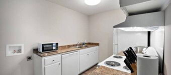 Home in Canton, 10 Min to Amazon Center A2