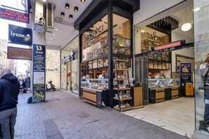 Un escaparate con ventanas de vidrio y un letrero que dice "lynn's".