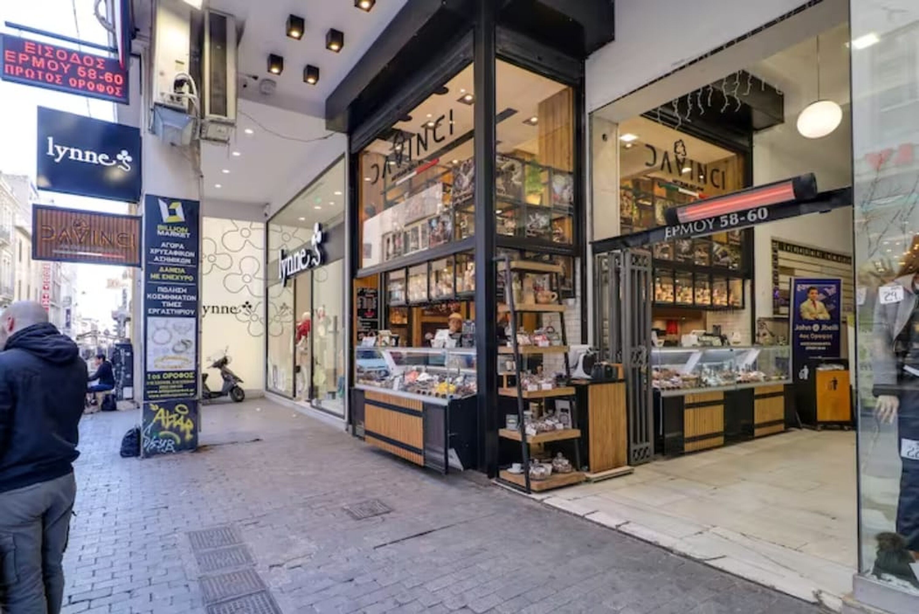 Une devanture de magasin avec des vitrines et une enseigne sur laquelle on peut lire « Lynn's ».