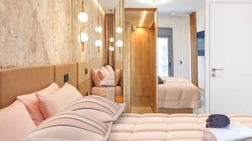 1 bedroom, desk