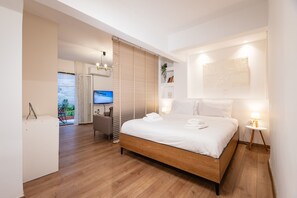 Ein modernes Schlafzimmer mit einem Holzbett, einem Fernseher und einem Balkon mit Blick.
