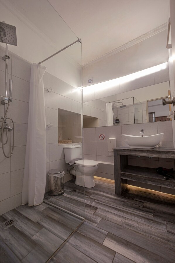 A modern bathroom with a shower, toilet, and sink. - Monastiraki 309 Superhost Hub (Athens)
