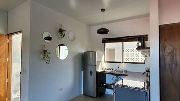 Refrigerador, horno, parrilla de estufa y cafetera y tetera