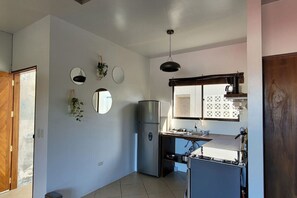 Fridge, oven, stovetop, coffee/tea maker
