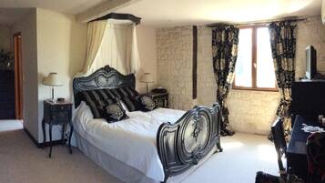 6 bedrooms, iron/ironing board, WiFi, bed sheets