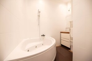 Sèche-cheveux, serviettes fournies, savon, shampoing